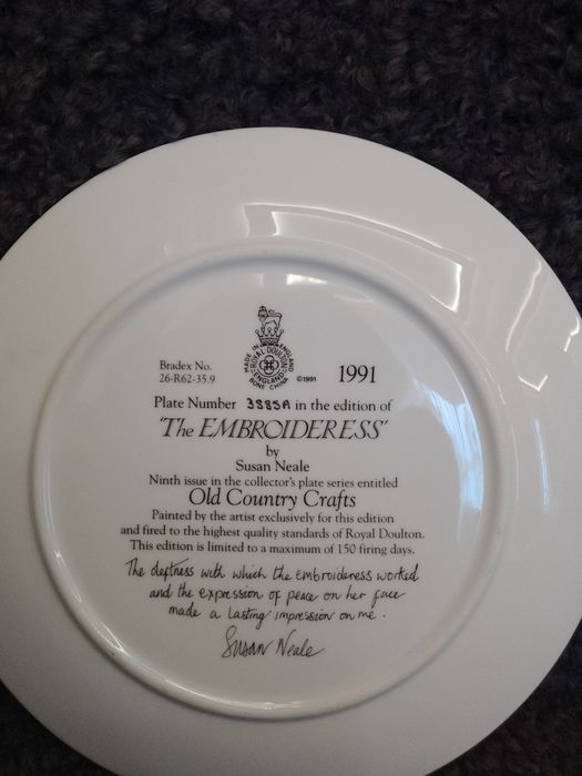 Три артикула - Кукла и две порцеланови чинии