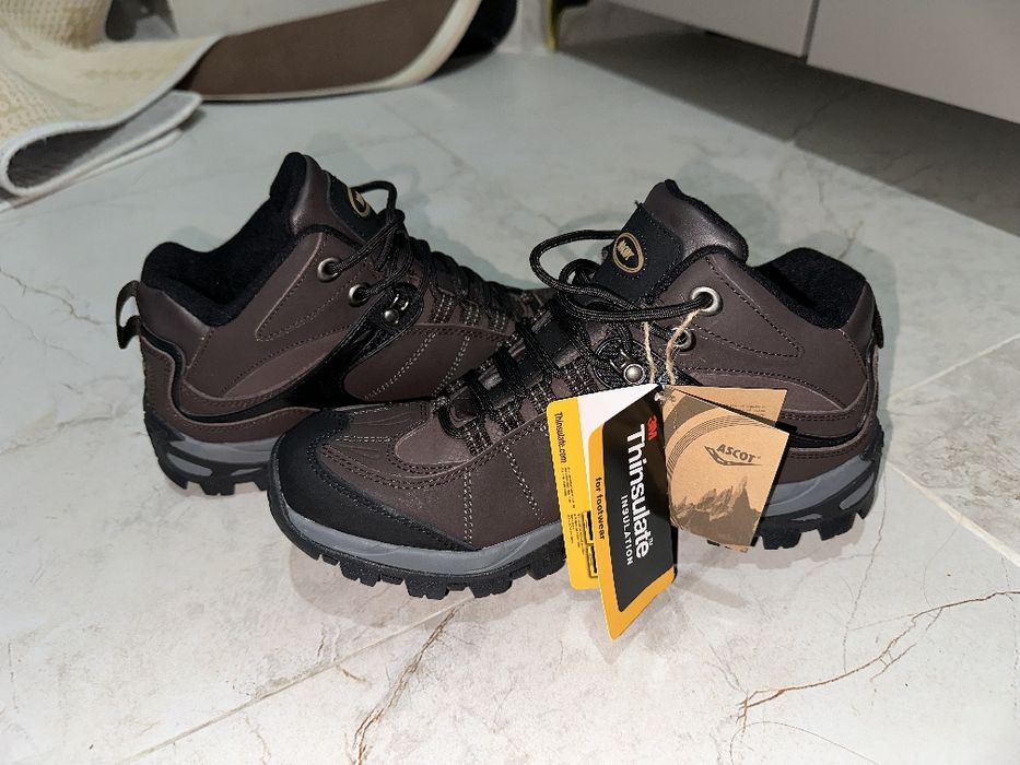 Продам треккинговые кроссовки