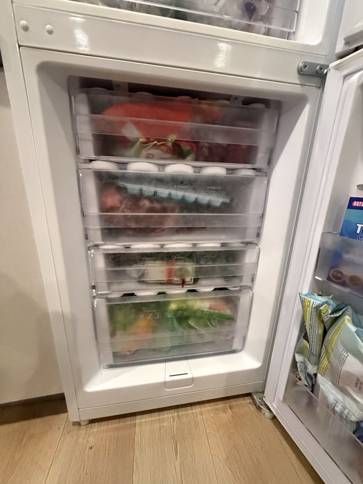 Хладилник с фризер Samsung височина 200см