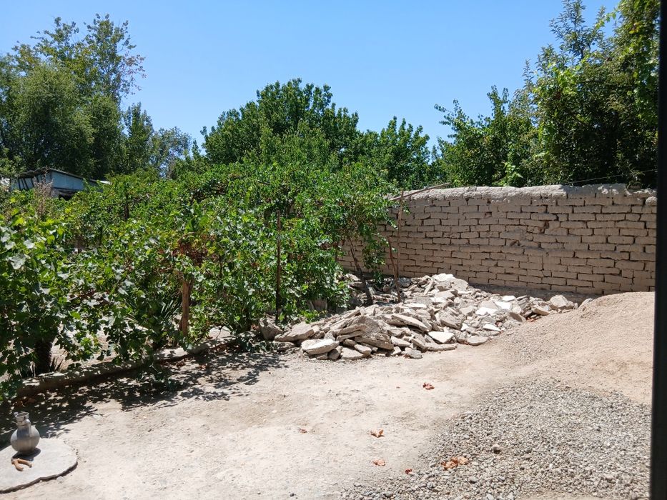 Karmana tumanida hovli sotiladi