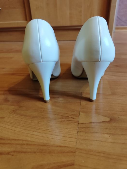 Туфли белые продам новые