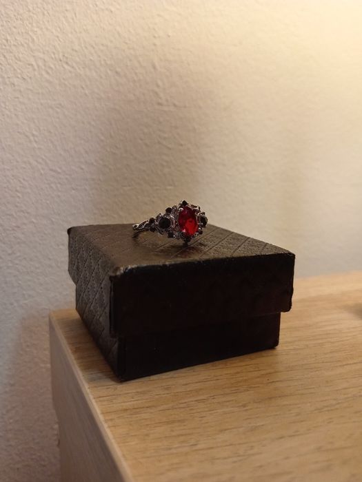 Красивое кольцо с футляром