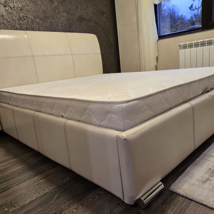 Бежова използвана спалня!