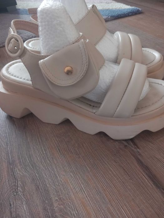 Сандали на платформа