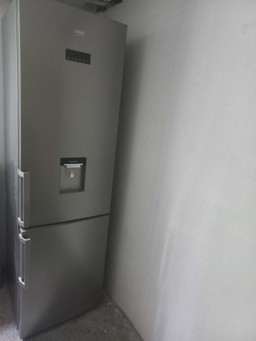 Combina frigorifica Beko ,355 litri,NoFrost, H=203 cm,dozator de apa.