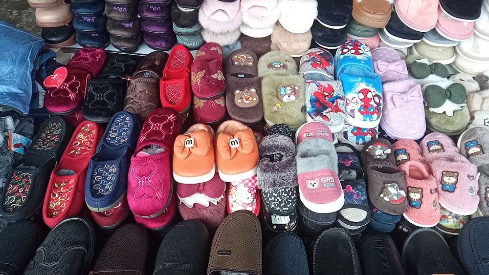 Xoxlagan turdagi jeniski detiski oyoq kiyimlar damashni tapichkar bor