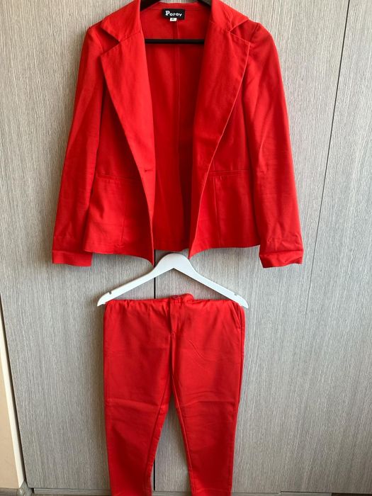 Модерен и елегантен дамски костюм