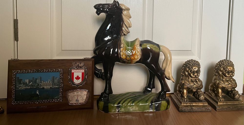 Дървена фигура -40 лв. внос от чужбина. Порцеланов кон и мелница