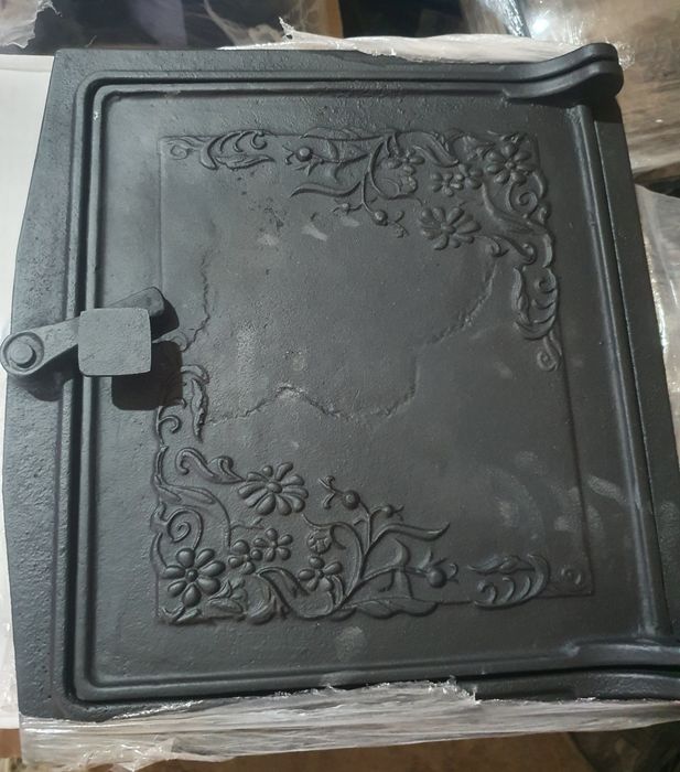 Реализуем  огнеупорный  кирпичи  и дверцы для печи чугунные.