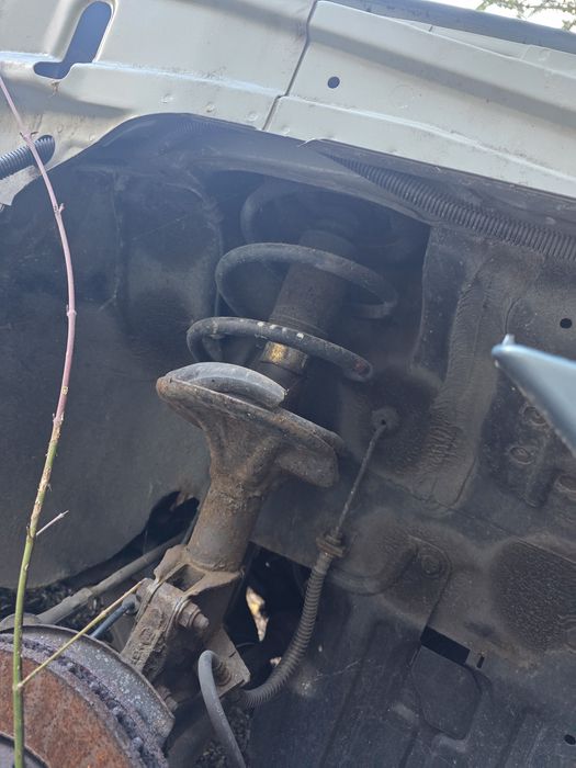 Амортисьор макферсон за Mitsubishi Carisma 2004 година