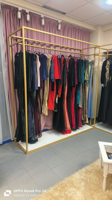 Stendere Premium din Fier Auriu – Suporturi Elegante pentru Rochii,