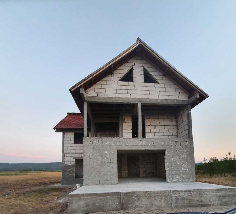 Casa la rosu de vanzare