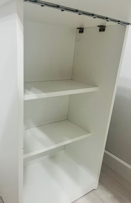 Продам стол маникюрный белый