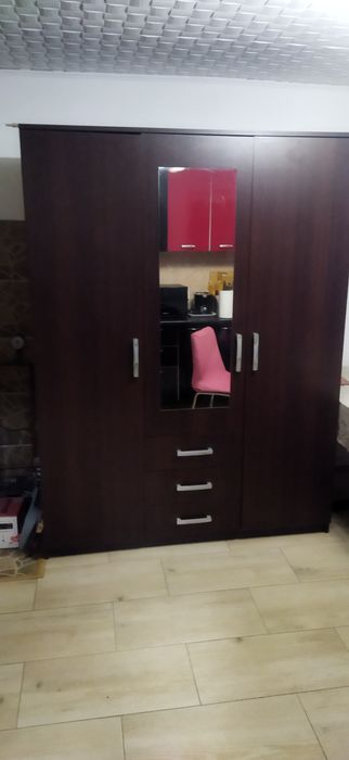 Dulap haine, cu rafturi și bară pentru umerașe