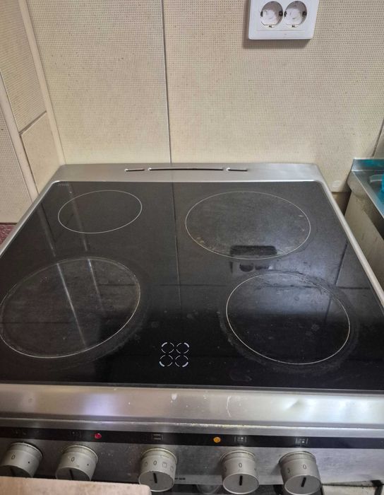 Vand Aragaz Hansa, 4 arzatoare, Aprindere electrica, Grill, 90 cm