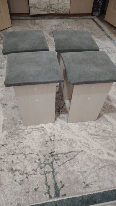 2 стола и 4 табуретки