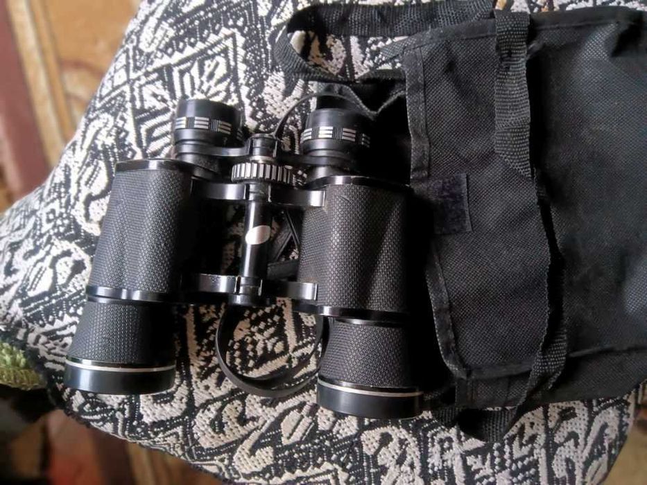 Висококачествен бинокъл в калъф, може да се добави статив