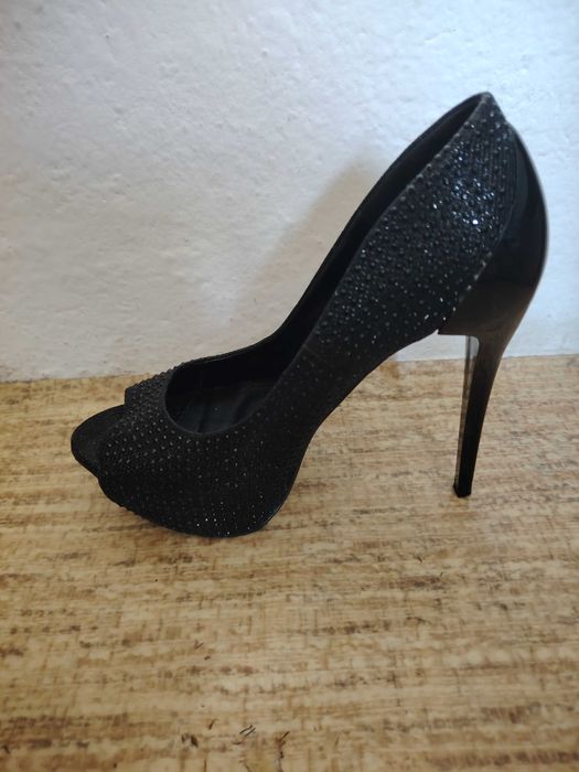 Обувки на висок ток