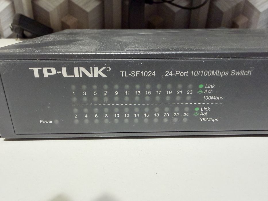 TP-Link 24-port 10/100mbps Switch