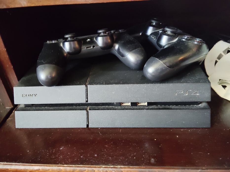PS4 1TB cu 2 manete negociabil