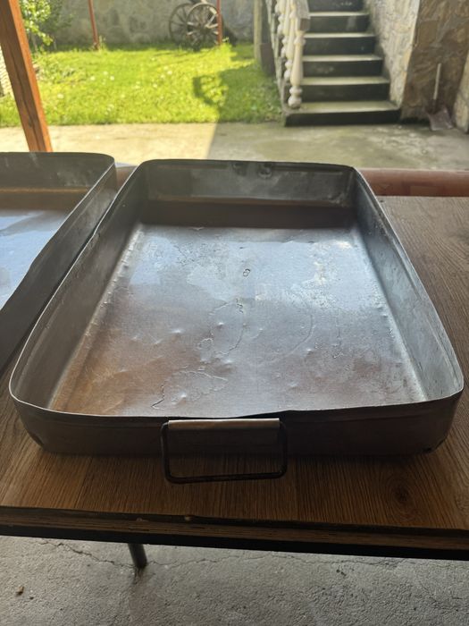 Два броя тави неръждаеми.