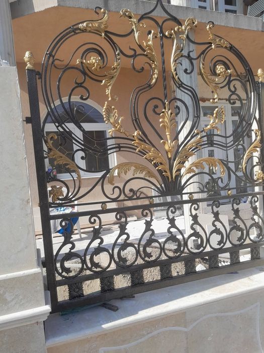 Porți, panouri de gard, balustrade din fier forjat.