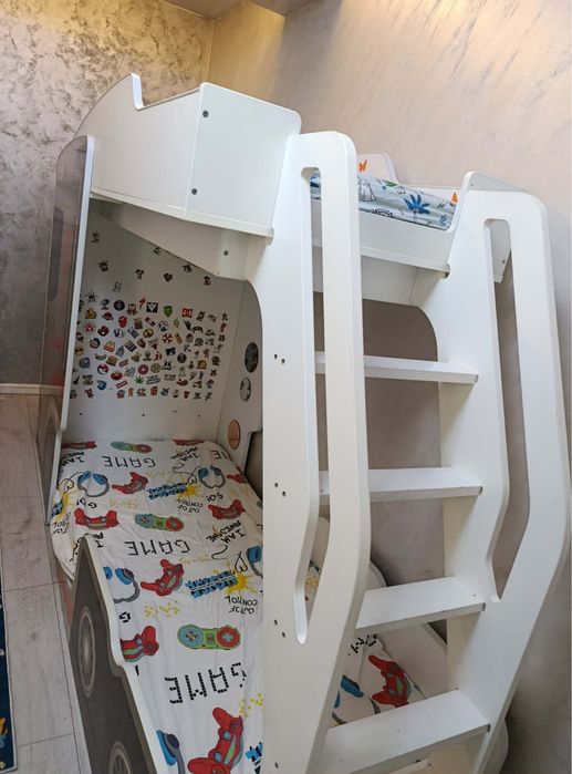 Vand pat suspendat tip camion