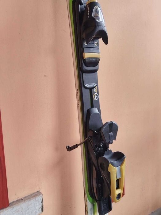 Ски оборудване: Ски, автомати, обувки, каска и очила