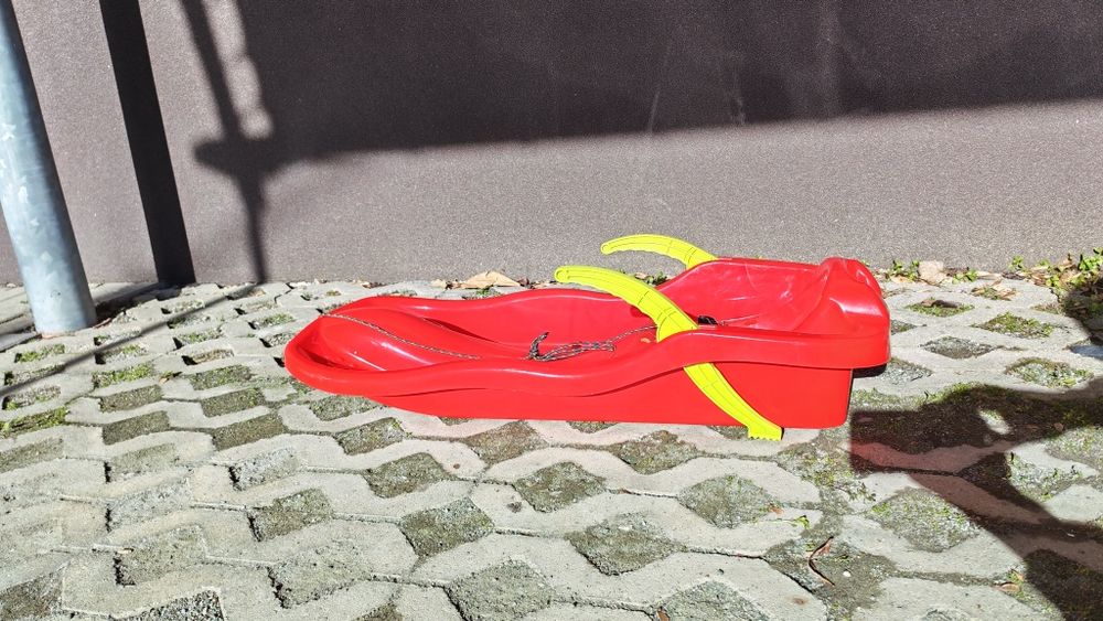 Шейна червена - като нова.