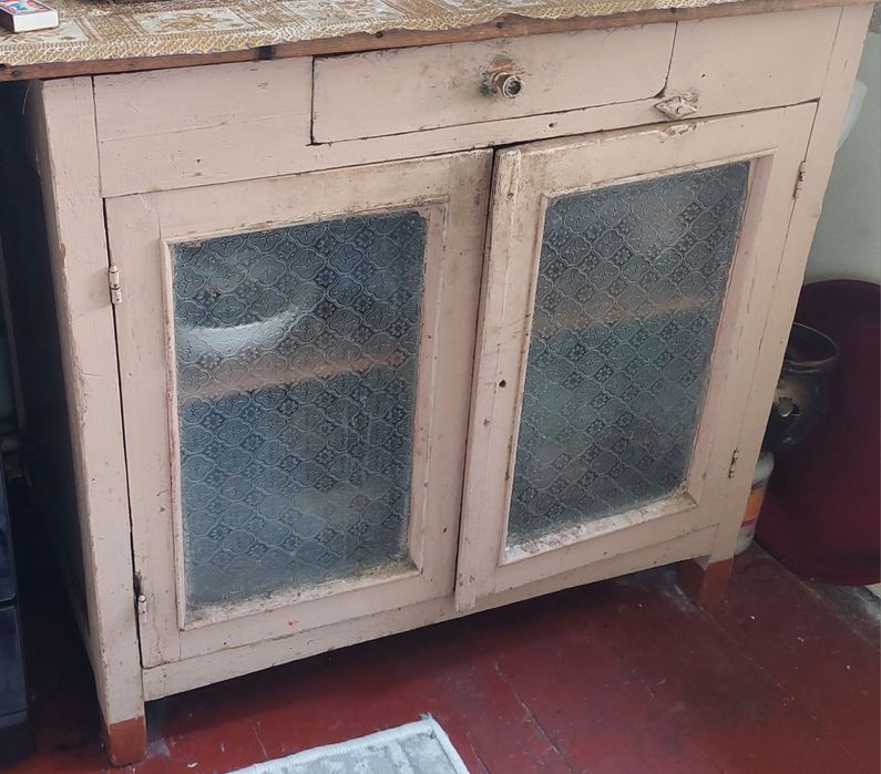 Стеклянный подставка 150000 Шкаф для посуды 100000