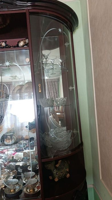 Горка сервант сотилади холати расмда