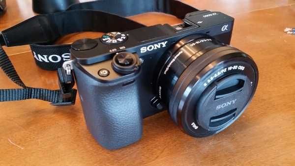 Sony A6000 pachet cu obiectiv si 3 baterii