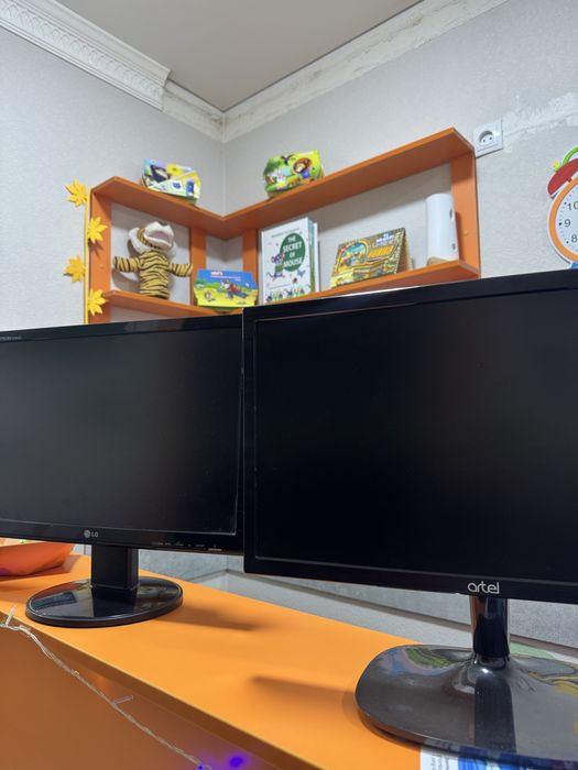 Продается 2 монитора по цене 1