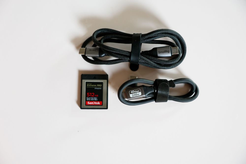 Камера Canon EOS R5 C пълен комплект със Smallrig cage, V-Mount Battery Kit,SanDisk Extreme Pro CFexpress 512GB