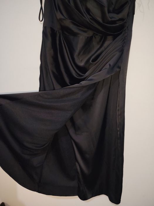 Rochie satin negru cu pene