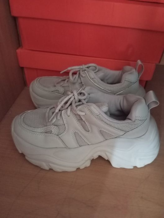 Продам кроссовки размер 36-37