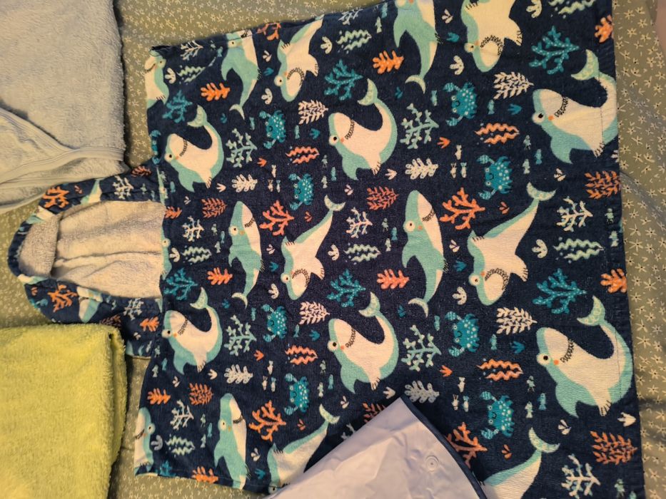 Плажно пончо, дъждобран и 2 хавлийки