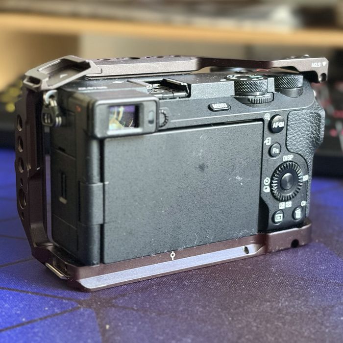 Sony A6700 + cage SmallRig | cumparat în decembrie 2025