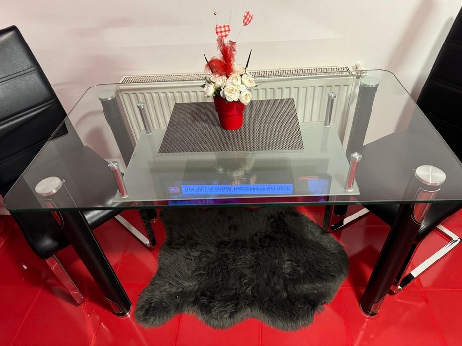 Vand masa din sticla cu picioare din piele.