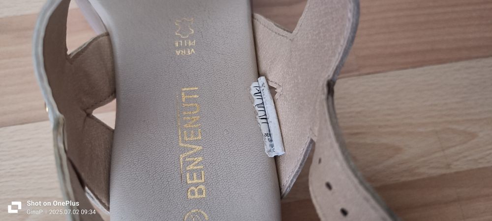 Vând sandale damă.