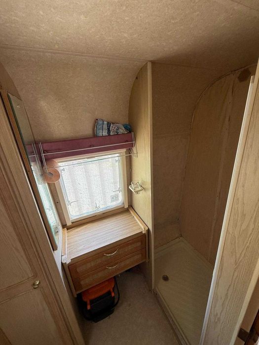 Rulotă Elddis Typhoon EX300 – Baie Mare cu Cabină Duș Separată – 4/5 Locuri