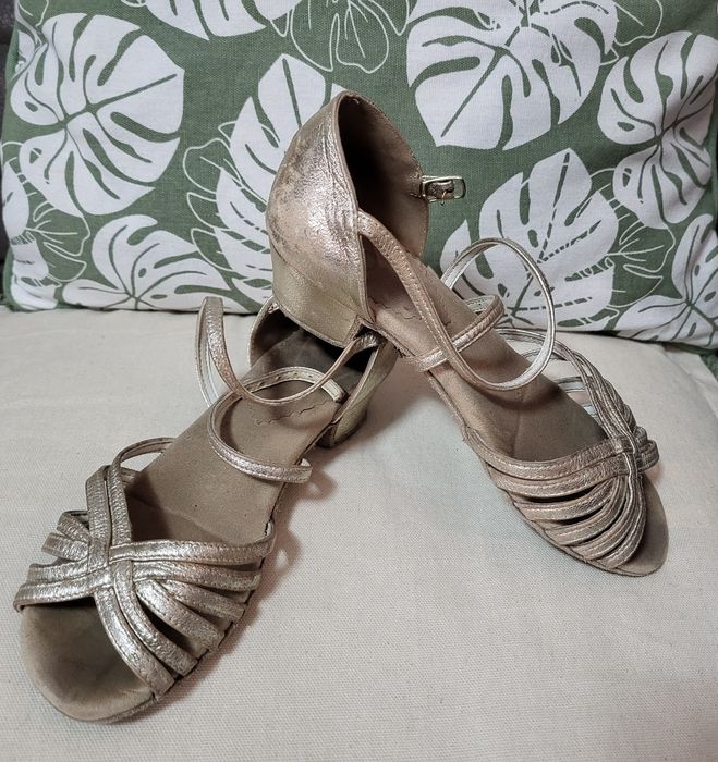 Vand pantofi dans sportiv/ societate copii