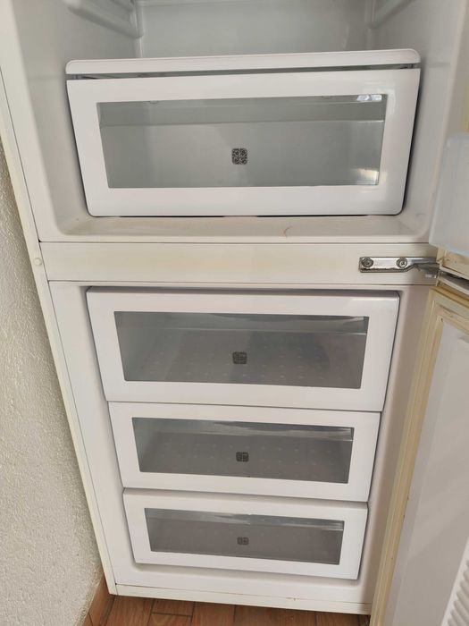 Хладилник с фризер Samsung