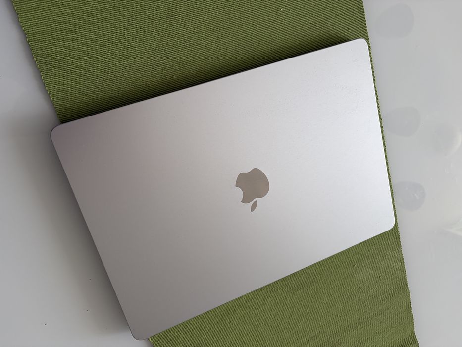 Лаптоп Apple - MacBook Air 15-inch Laptop - M5 chip with 10-core CPU and 10-core GPU - 16GB Memory - 512GB SSD - Silver