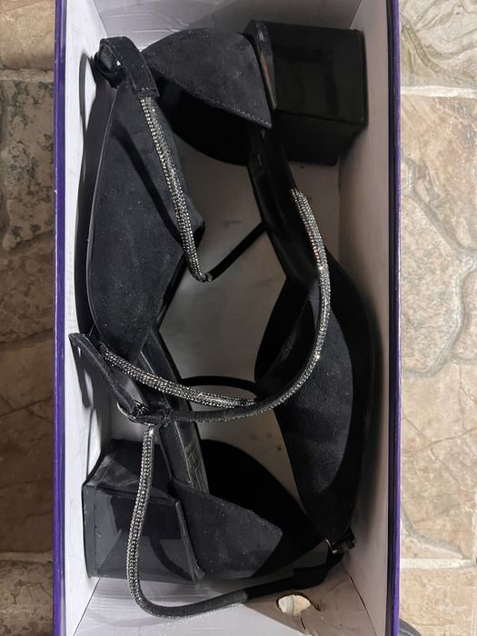 Черные туфли на низкой платформе