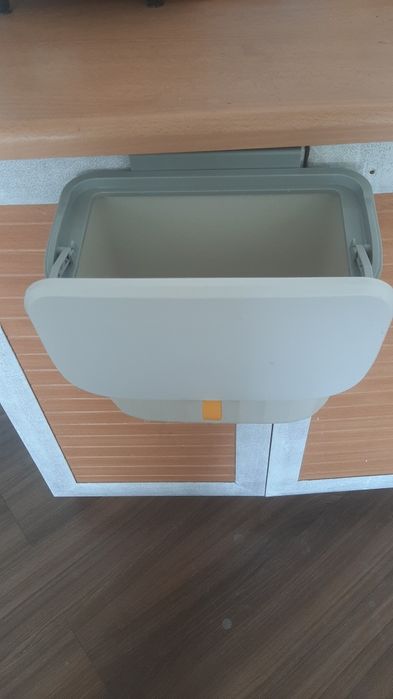 Кухонное мусорное ведро