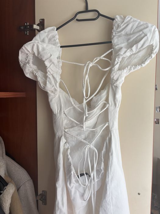 Бяла рокля Зара.