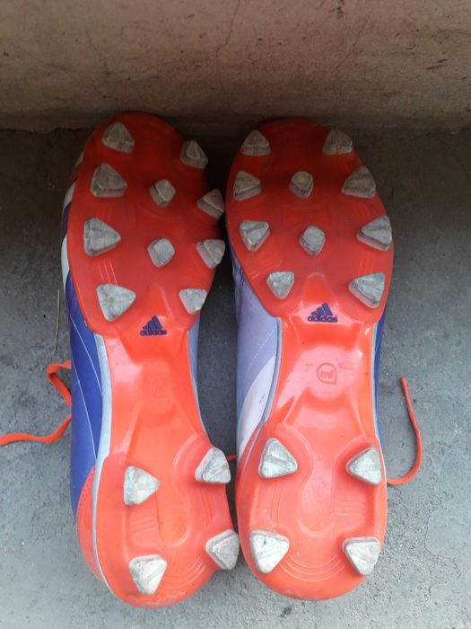 Футболни бутонки