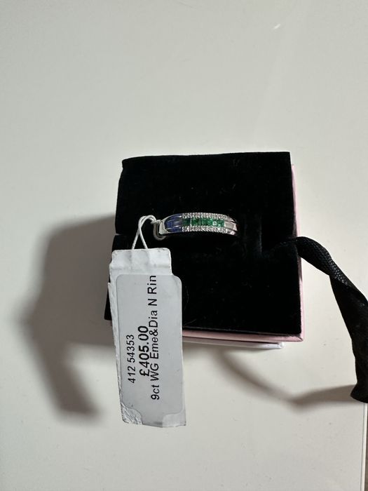 Inel curbat cu diamant și smarald din aur alb de 9 ct