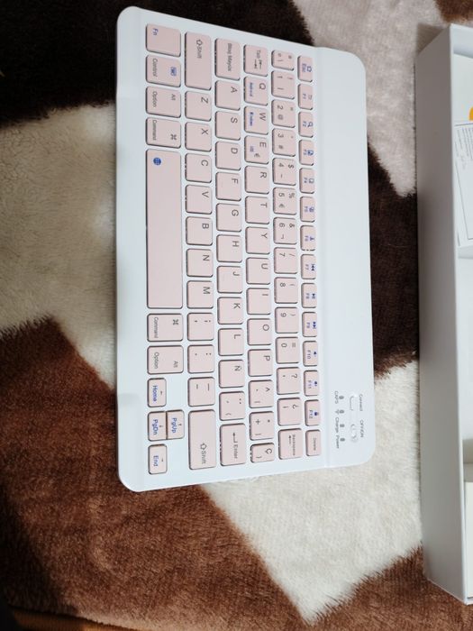 Vând tabletă cu mouse și tastatură